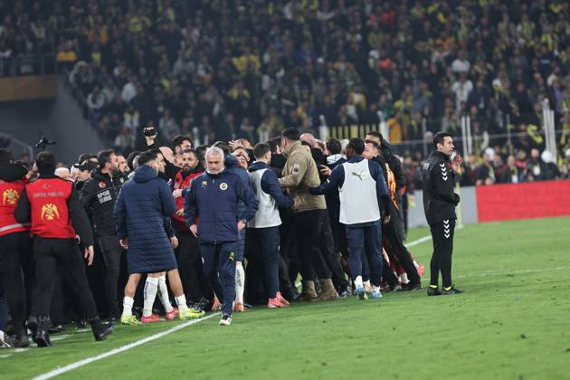 Mourinho grabs Galatasaray manager s nose after Fenerbahce defeat in Istanbul Fenerbahce v Galatasaray during the Turkish Cup, Quarter Final at Sukru Saracoglu, in Istanbul, Turkey, on April 2, 2025 . Fenerbahce coach Jose Mourinho reacts as Fenerbahce and Galatasaray players clash. A mass scuffle had broken out between both sets of players, with the referee sending three players off, two from Galatasaray, and after the final whistle Mourinho appeared to pinch Okan Buruk s nose who then fell dramatically to the ground. Photo by Yusuf Dursun DIA Images ABACAPRESS.COM Istanbul Turkey  Copyright: xDIAxImages ABACAx