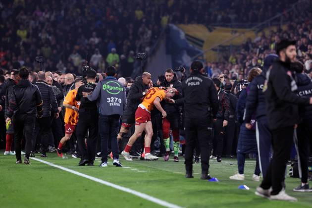 Mourinho grabs Galatasaray manager s nose after Fenerbahce defeat in Istanbul Fenerbahce v Galatasaray during the Turkish Cup, Quarter Final at Sukru Saracoglu, in Istanbul, Turkey, on April 2, 2025 . Fenerbahce coach Jose Mourinho reacts as Fenerbahce and Galatasaray players clash. A mass scuffle had broken out between both sets of players, with the referee sending three players off, two from Galatasaray, and after the final whistle Mourinho appeared to pinch Okan Buruk s nose who then fell dramatically to the ground. Photo by Murat Akbas DIA Images ABACAPRESS.COM Istanbul Turkey  Copyright: xDIAxImages ABACAx