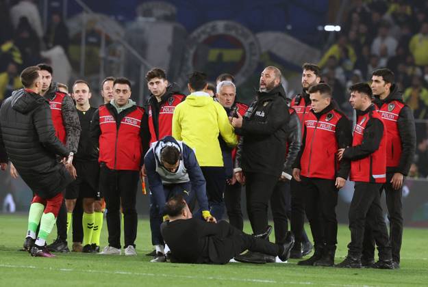 Mourinho grabs Galatasaray manager s nose after Fenerbahce defeat in Istanbul Fenerbahce v Galatasaray during the Turkish Cup, Quarter Final at Sukru Saracoglu, in Istanbul, Turkey, on April 2, 2025 . Fenerbahce coach Jose Mourinho reacts as Fenerbahce and Galatasaray players clash. A mass scuffle had broken out between both sets of players, with the referee sending three players off, two from Galatasaray, and after the final whistle Mourinho appeared to pinch Okan Buruk s nose who then fell dramatically to the ground. Photo by Murat Akbas DIA Images ABACAPRESS.COM Istanbul Turkey  Copyright: xDIAxImages ABACAx