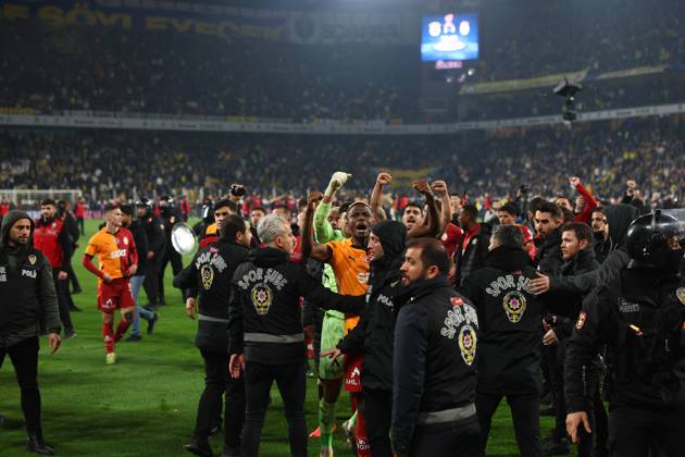 Mourinho grabs Galatasaray manager s nose after Fenerbahce defeat in Istanbul Fenerbahce v Galatasaray during the Turkish Cup, Quarter Final at Sukru Saracoglu, in Istanbul, Turkey, on April 2, 2025 . Fenerbahce coach Jose Mourinho reacts as Fenerbahce and Galatasaray players clash. A mass scuffle had broken out between both sets of players, with the referee sending three players off, two from Galatasaray, and after the final whistle Mourinho appeared to pinch Okan Buruk s nose who then fell dramatically to the ground. Photo by Saycan DIA Images ABACAPRESS.COM Istanbul Turkey  Copyright: xDIAxImages ABACAx