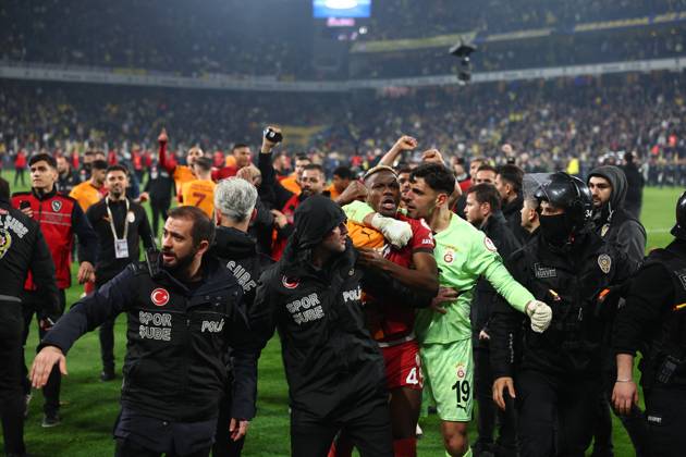 Mourinho grabs Galatasaray manager s nose after Fenerbahce defeat in Istanbul Fenerbahce v Galatasaray during the Turkish Cup, Quarter Final at Sukru Saracoglu, in Istanbul, Turkey, on April 2, 2025 . Fenerbahce coach Jose Mourinho reacts as Fenerbahce and Galatasaray players clash. A mass scuffle had broken out between both sets of players, with the referee sending three players off, two from Galatasaray, and after the final whistle Mourinho appeared to pinch Okan Buruk s nose who then fell dramatically to the ground. Photo by Saycan DIA Images ABACAPRESS.COM Istanbul Turkey  Copyright: xDIAxImages ABACAx