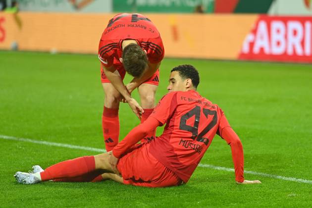 Jamal MUSIALA (Bayern Muenchen), verletzt,Verletzung. Josip STANISIC (Bayern Muenchen), Fussball 1. Bundesliga Saison 2024 2025, 28.Spieltag, Spieltag28 FC Augsburg -FC Bayern Muenchen 1-3 am 04.04.2025 , WWK Arena Augsburg.