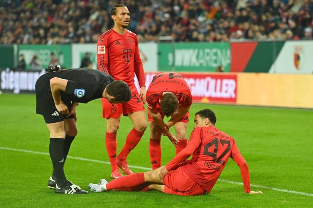 Jamal MUSIALA (Bayern Muenchen), verletzt,Verletzung. Josip STANISIC (Bayern Muenchen),Leroy SANE (Bayern Muenchen),Schiedsrichter Dr. Matthias MOELLENBECK, Fussball 1. Bundesliga Saison 2024 2025, 28.Spieltag, Spieltag28 FC Augsburg -FC Bayern Muenchen 1-3 am 04.04.2025 , WWK Arena Augsburg.