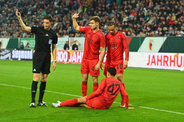 Jamal MUSIALA (Bayern Muenchen), verletzt,Verletzung. Josip STANISIC (Bayern Muenchen),Leroy SANE (Bayern Muenchen),Schiedsrichter Dr. Matthias MOELLENBECK, Fussball 1. Bundesliga Saison 2024 2025, 28.Spieltag, Spieltag28 FC Augsburg -FC Bayern Muenchen 1-3 am 04.04.2025 , WWK Arena Augsburg.