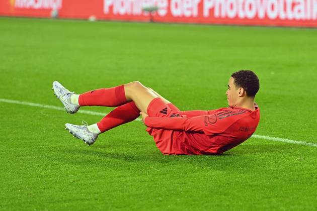 Jamal MUSIALA (Bayern Muenchen), verletzt,Verletzung. Fussball 1. Bundesliga Saison 2024 2025, 28.Spieltag, Spieltag28 FC Augsburg -FC Bayern Muenchen 1-3 am 04.04.2025 , WWK Arena Augsburg.