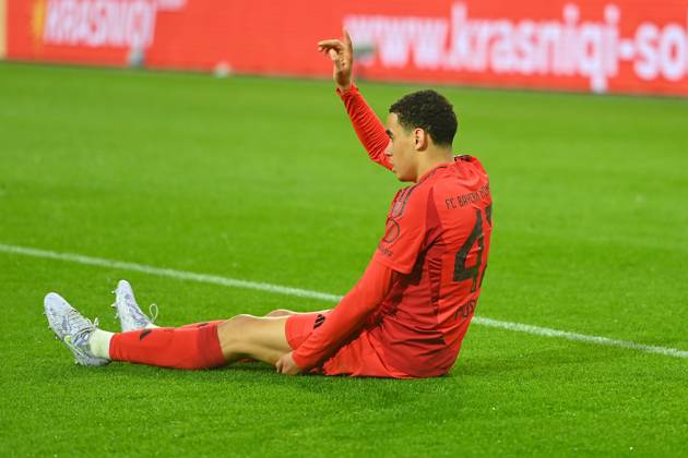 Jamal MUSIALA (Bayern Muenchen), verletzt,Verletzung. Fussball 1. Bundesliga Saison 2024 2025, 28.Spieltag, Spieltag28 FC Augsburg -FC Bayern Muenchen 1-3 am 04.04.2025 , WWK Arena Augsburg.