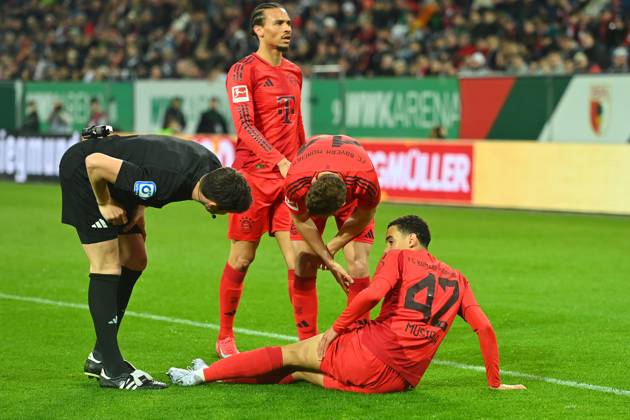 Jamal MUSIALA (Bayern Muenchen), verletzt,Verletzung. Josip STANISIC (Bayern Muenchen),Leroy SANE (Bayern Muenchen),Schiedsrichter Dr. Matthias JOELLENBECK, Fussball 1. Bundesliga Saison 2024 2025, 28.Spieltag, Spieltag28 FC Augsburg -FC Bayern Muenchen 1-3 am 04.04.2025 , WWK Arena Augsburg.