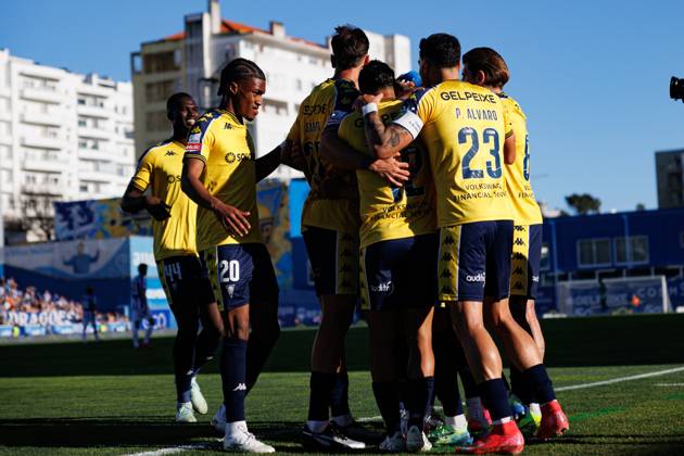 Players of Estoril seen celebrating after goal from Yanis Begraoui during Liga Portugal game between teams of GD Estoril Praia and FC Porto at Estadio Antonio Coimbra da Mota (Maciej Rogowski) Estoril Estadio Antonio Coimbra da Mota Portugal Copyright: xMaciejxRogowskix estorilvsfcp-142