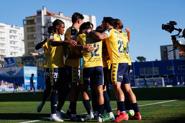 Players of Estoril seen celebrating after goal from Yanis Begraoui during Liga Portugal game between teams of GD Estoril Praia and FC Porto at Estadio Antonio Coimbra da Mota (Maciej Rogowski) Estoril Estadio Antonio Coimbra da Mota Portugal Copyright: xMaciejxRogowskix estorilvsfcp-143