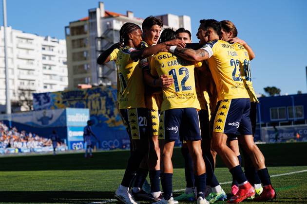 Players of Estoril seen celebrating after goal from Yanis Begraoui during Liga Portugal game between teams of GD Estoril Praia and FC Porto at Estadio Antonio Coimbra da Mota (Maciej Rogowski) Estoril Estadio Antonio Coimbra da Mota Portugal Copyright: xMaciejxRogowskix estorilvsfcp-144