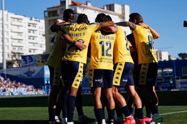 Players of Estoril seen celebrating after goal from Yanis Begraoui during Liga Portugal game between teams of GD Estoril Praia and FC Porto at Estadio Antonio Coimbra da Mota (Maciej Rogowski) Estoril Estadio Antonio Coimbra da Mota Portugal Copyright: xMaciejxRogowskix estorilvsfcp-145