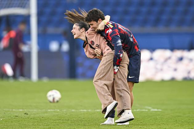 Ligue 1 McDonalds - Paris Saint-Germain v Angers SCO Joao Pedro Goncalves Neves and his girlfriend Madalena Aragao during the Ligue 1 football match Paris Saint-Germain PSG VS Angers SCO on April 5, 2025 at Parc des Princes stadium in Paris, France. Photo by Victor Joly ABACAPRESS.COM Paris France  Copyright: xJolyxVictor ABACAx