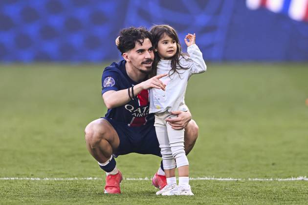 Ligue 1 McDonalds - Paris Saint-Germain v Angers SCO Vitinha and his daughter Mafalda during the Ligue 1 football match Paris Saint-Germain PSG VS Angers SCO on April 5, 2025 at Parc des Princes stadium in Paris, France. Photo by Victor Joly ABACAPRESS.COM Paris France  Copyright: xJolyxVictor ABACAx