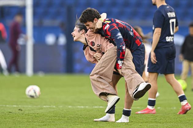 Ligue 1 McDonalds - Paris Saint-Germain v Angers SCO Joao Pedro Goncalves Neves and his girlfriend Madalena Aragao during the Ligue 1 football match Paris Saint-Germain PSG VS Angers SCO on April 5, 2025 at Parc des Princes stadium in Paris, France. Photo by Victor Joly ABACAPRESS.COM Paris France  Copyright: xJolyxVictor ABACAx