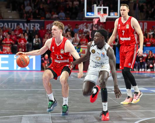Justuz Hollatz (FC Bayern Basketball, 21) mit Ball mit Barra Njie (Basketball Loewen Braunschweig, 13), mit Johannes Voigtmann (FC Bayern Basketball, 07), GER, FC Bayern Muenchen vs. Basketball Loewen Braunschweig, Basketball, easycredit Basketball Bundesliga, BBL, 27. Spieltag, Saison 2024 2025, 06.04.2025, GER, FC Bayern Muenchen vs. Basketball Loewen Braunschweig, Basketball, easycredit Basketball Bundesliga, BBL, 27. Spieltag, Saison 2024 2025, 06.04.2025 Muenchen Copyright: xEibner-Pressefoto JennixMaulx EP_JML