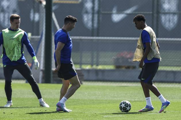 April 8, 2025, Sant Joan Despi, Barcelona, SPAIN: Lamine Yamal and Robert Lewandowski during the training day of FC Barcelona, Barca ahead UEFA Champions League, football match against Borussia Dortmund at Ciudad Esportiva Joan Gamper on April 08, 2025 in Sant Joan Despi, Barcelona, Spain. Sant Joan Despi SPAIN - ZUMAa181 20250408_zaa_a181_033 Copyright: xJavierxBorregox