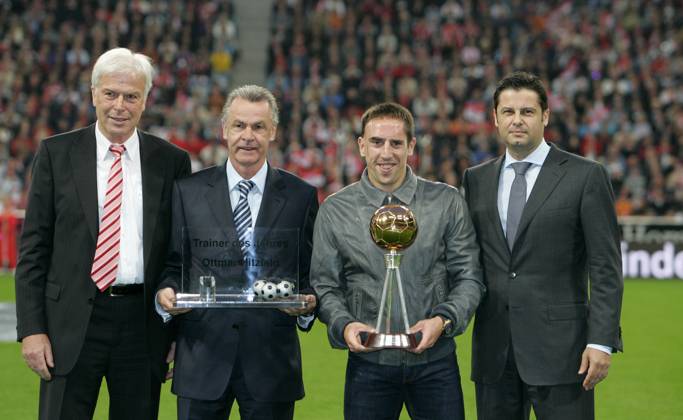 15.08.2008, Saisoneröffnung, FCB-HSV, in der Allianz-Arena, FC Bayern München - Hamburger SV. Rainer Holzschuh (li), Spieler des Jahres Franck Ribery (2. von rechts Bayern München) und Trainer des Jahres Ottmar Hitzfeld (2. li, Schweiz) .