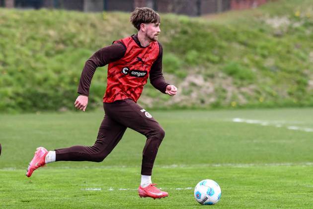 Connor Metcalfe ( Pauli ) am Ball Deutschland , Hamburg , Traininggelände an der Kollaustrasse , Fussball , 1 . Fussball Bundesliga , FC St Pauli