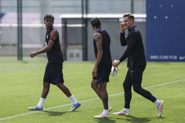 April 11, 2025, Sant Joan Despi, Barcelona, SPAIN: Lamine Yamal, Raphinha Dias Belloli and Marc-Andre ter Stegen during the training day of FC Barcelona, Barca ahead the Spanish League, La Liga EA Sports, football match against CD Leganes at Ciudad Esportiva Joan Gamper on April 11, 2025 in Sant Joan Despi, Barcelona, Spain. Sant Joan Despi SPAIN - ZUMAa181 20250411_zaa_a181_009 Copyright: xJavierxBorregox