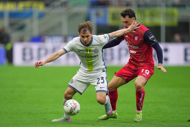 Inter MilanÕs Nicolo Barella fights for the balll with Cagliari s Nadir Zortea during the Serie A soccer match between Inter and Cagliari at San Siro Stadium in Milan , North Italy - Saturday , April 12 , 2025 . - Soccer . Copyright: xSpada LaPressex