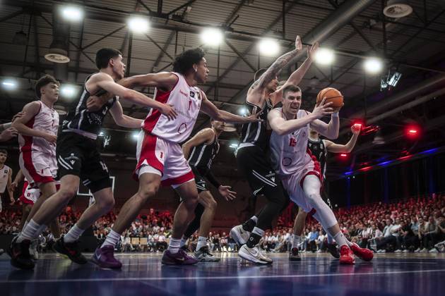 Bilder des Jahres 2025, Sport 04 April Sport Themen der Woche KW15 Sport Bilder des Tages Barmer 2. Basketball Bundesliga ProB: Rheinstars Koeln vs. Dragons Rhöndorf, 12.04.25 Bjorn Rohwer (Center, RheinStars Köln, 15), links + r1+; Köln, 12.04.25 - Barmer 2. Basketball Bundesliga ProB: Rheinstars Koeln vs. Dragons Rhöndorf in der Motor World in Köln. Copyright: xBEAUTIFULxSPORTS AxelxKohringx