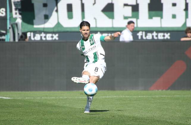 12.04.2025, xgrfx, Fussball 1.Bundesliga, Borussia Moenchengladbach - SC Freiburg v.l. Julian Weigl (Borussia Mönchengladbach) (DFL DFB REGULATIONS PROHIBIT ANY USE OF PHOTOGRAPHS as IMAGE SEQUENCES and or QUASI-VIDEO) Moenchengladbach