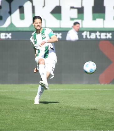 12.04.2025, xgrfx, Fussball 1.Bundesliga, Borussia Moenchengladbach - SC Freiburg v.l. Julian Weigl (Borussia Mönchengladbach) (DFL DFB REGULATIONS PROHIBIT ANY USE OF PHOTOGRAPHS as IMAGE SEQUENCES and or QUASI-VIDEO) Moenchengladbach