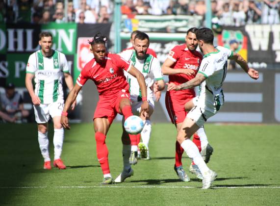 12.04.2025, xgrfx, Fussball 1.Bundesliga, Borussia Moenchengladbach - SC Freiburg v.l. Chukwubuike Adamu (SC Freibrg), Franck Honorat, Tim Kleindienst (Borussia Mönchengladbach) (DFL DFB REGULATIONS PROHIBIT ANY USE OF PHOTOGRAPHS as IMAGE SEQUENCES and or QUASI-VIDEO) Moenchengladbach