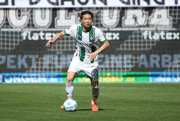 12.04.2025, xgrfx, Fussball 1.Bundesliga, Borussia Moenchengladbach - SC Freiburg v.l. Kou Itakura (Borussia Mönchengladbach) (DFL DFB REGULATIONS PROHIBIT ANY USE OF PHOTOGRAPHS as IMAGE SEQUENCES and or QUASI-VIDEO) Moenchengladbach