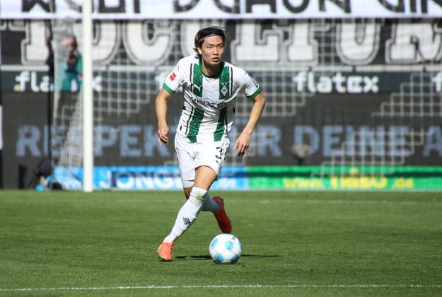 12.04.2025, xgrfx, Fussball 1.Bundesliga, Borussia Moenchengladbach - SC Freiburg v.l. Kou Itakura (Borussia Mönchengladbach) (DFL DFB REGULATIONS PROHIBIT ANY USE OF PHOTOGRAPHS as IMAGE SEQUENCES and or QUASI-VIDEO) Moenchengladbach