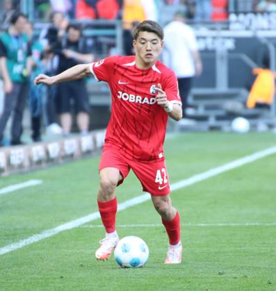 12.04.2025, xgrfx, Fussball 1.Bundesliga, Borussia Moenchengladbach - SC Freiburg v.l. Ritsu Doan (SC Freiburg) (DFL DFB REGULATIONS PROHIBIT ANY USE OF PHOTOGRAPHS as IMAGE SEQUENCES and or QUASI-VIDEO) Moenchengladbach
