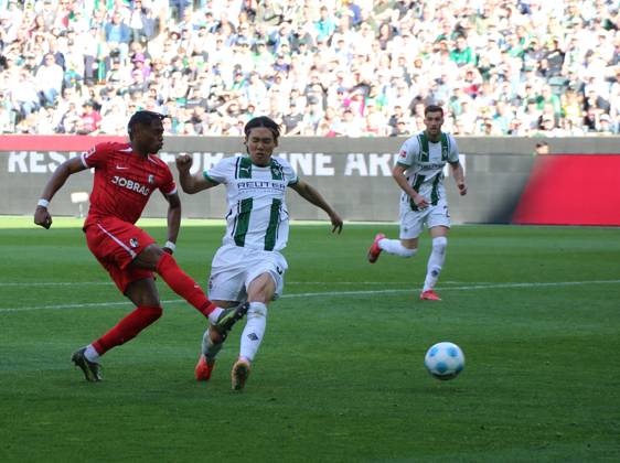 12.04.2025, xgrfx, Fussball 1.Bundesliga, Borussia Moenchengladbach - SC Freiburg v.l. Chukwubuike Adamu (SC Freiburg), Kou Itakura (Borussia Mönchengladbach) (DFL DFB REGULATIONS PROHIBIT ANY USE OF PHOTOGRAPHS as IMAGE SEQUENCES and or QUASI-VIDEO) Moenchengladbach