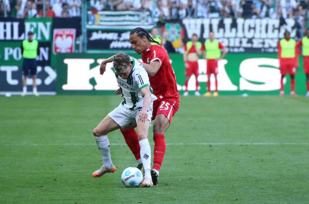12.04.2025, xgrfx, Fussball 1.Bundesliga, Borussia Moenchengladbach - SC Freiburg v.l. Robin Hack (Borussia Mönchengladbach), Kiliann Silldillia (SC Freiburg) (DFL DFB REGULATIONS PROHIBIT ANY USE OF PHOTOGRAPHS as IMAGE SEQUENCES and or QUASI-VIDEO) Moenchengladbach
