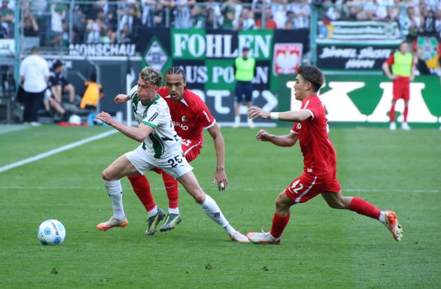 12.04.2025, xgrfx, Fussball 1.Bundesliga, Borussia Moenchengladbach - SC Freiburg v.l. Robin Hack (Borussia Mönchengladbach), Kiliann Silldillia, Ritsu Doan (SC Freiburg) (DFL DFB REGULATIONS PROHIBIT ANY USE OF PHOTOGRAPHS as IMAGE SEQUENCES and or QUASI-VIDEO) Moenchengladbach