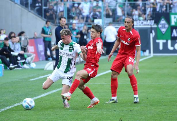 12.04.2025, xgrfx, Fussball 1.Bundesliga, Borussia Moenchengladbach - SC Freiburg v.l. Robin Hack (Borussia Mönchengladbach), Ritsu Doan, Kiliann Silldillia (SC Freiburg) (DFL DFB REGULATIONS PROHIBIT ANY USE OF PHOTOGRAPHS as IMAGE SEQUENCES and or QUASI-VIDEO) Moenchengladbach