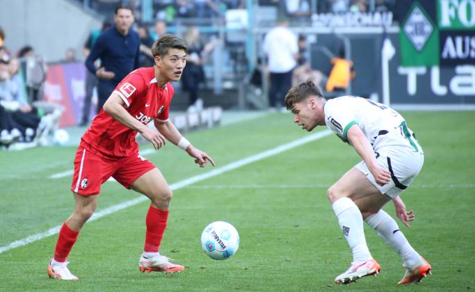 12.04.2025, xgrfx, Fussball 1.Bundesliga, Borussia Moenchengladbach - SC Freiburg v.l. Ritsu Doan (SC Freiburg), Fabio Chiardoia (Borussia Mönchengladbach) (DFL DFB REGULATIONS PROHIBIT ANY USE OF PHOTOGRAPHS as IMAGE SEQUENCES and or QUASI-VIDEO) Moenchengladbach
