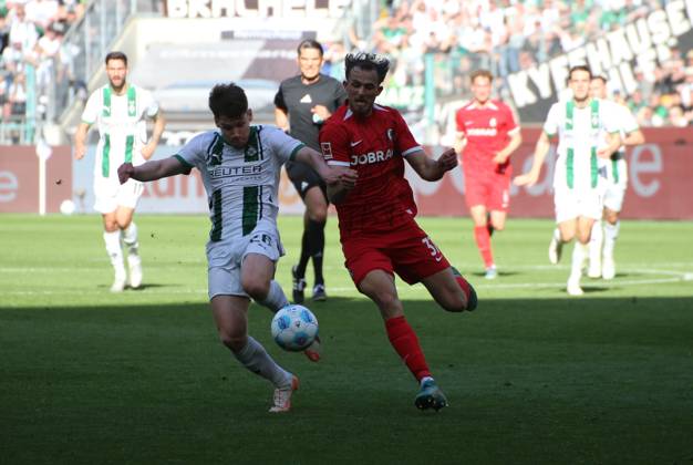 12.04.2025, xgrfx, Fussball 1.Bundesliga, Borussia Moenchengladbach - SC Freiburg v.l. Lukas Ullrich (Borussia Mönchengladbach), Max Rosenfelder (SC Freiburg) (DFL DFB REGULATIONS PROHIBIT ANY USE OF PHOTOGRAPHS as IMAGE SEQUENCES and or QUASI-VIDEO) Moenchengladbach