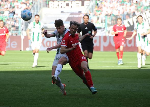 12.04.2025, xgrfx, Fussball 1.Bundesliga, Borussia Moenchengladbach - SC Freiburg v.l. Lukas Ullrich (Borussia Mönchengladbach), Max Rosenfelder (SC Freiburg) (DFL DFB REGULATIONS PROHIBIT ANY USE OF PHOTOGRAPHS as IMAGE SEQUENCES and or QUASI-VIDEO) Moenchengladbach