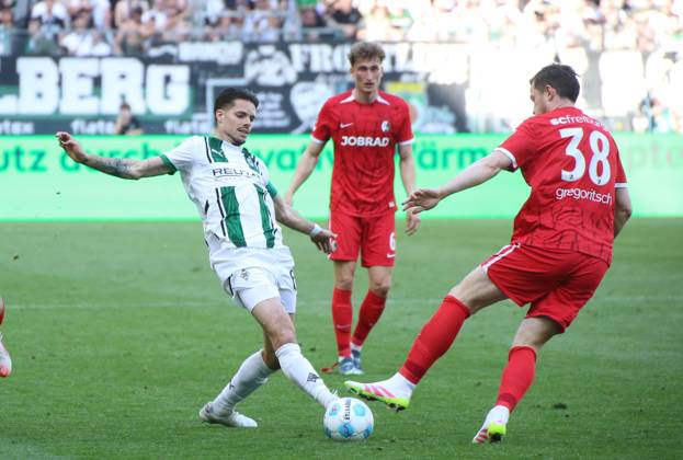 12.04.2025, xgrfx, Fussball 1.Bundesliga, Borussia Moenchengladbach - SC Freiburg v.l. Julian Weigl (Borussia Mönchengladbach), Michael Gregoritsch (SC Freiburg) (DFL DFB REGULATIONS PROHIBIT ANY USE OF PHOTOGRAPHS as IMAGE SEQUENCES and or QUASI-VIDEO) Moenchengladbach