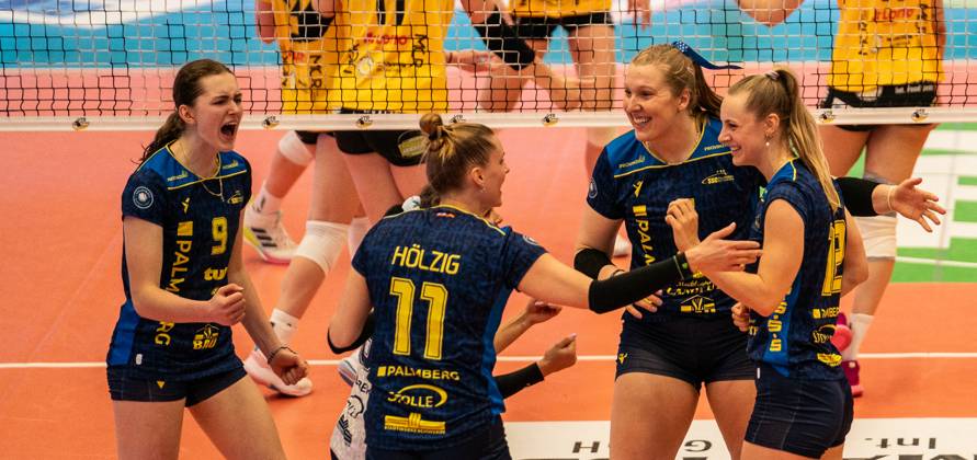 13.4.2025, Volleyball, Frauen, VBL, 1. VBL, 1. Volleyball-Bundesliga, Playoff, Halbfinale, 2. Spiel, VfB Suhl Lotto Thüringen - SSC Palmberg Schwerin Leana Grozer (SSC Palmberg Schwerin, li.), Anne Hölzig (SSC Palmberg Schwerin, 2.v.li.), Meg Wolowicz (SSC Palmberg Schwerin, 2.v.re.) und Hannah Kohn (SSC Palmberg Schwerin, re.) jubeln. Suhl Sporthalle Wolfsgrube Thüringen Deutschland