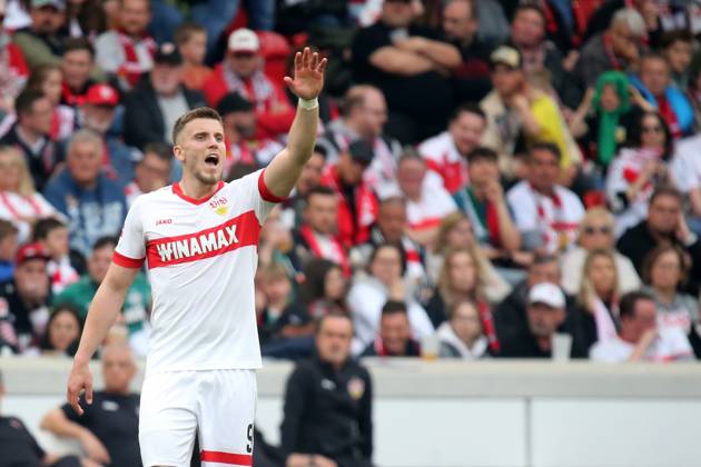 13.04.2025, xmohx, Fussball 1.Bundesliga, VfB Stuttgart - Werder Bremen v.l. Ermedin Demirovic (VfB Stuttgart) gibt Anweisungen, gestikuliert, mit den Armen gestikulieren gives instructions, gesticulate (DFL DFB REGULATIONS PROHIBIT ANY USE OF PHOTOGRAPHS as IMAGE SEQUENCES and or QUASI-VIDEO) Stuttgart