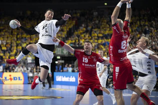 Bilder des Jahres 2025, Sport 04 April DHB-Pokal Lidl-F4 Finale - THW Kiel - MT Melsungen; Köln, 13.04.2025 Domagoj Duvnjak (THW Kiel, Rückraum, 4); Elcar Örn Jonsson (MT Melsungen, Rückraum Mitte, 19); DHB-Pokal Lidl-F4 Finale - THW Kiel - MT Melsungen am 13.04.2025 in der Lanxessarena in Köln (Deutschland). Copyright: xBEAUTIFULxSPORTS AndreasxDickx