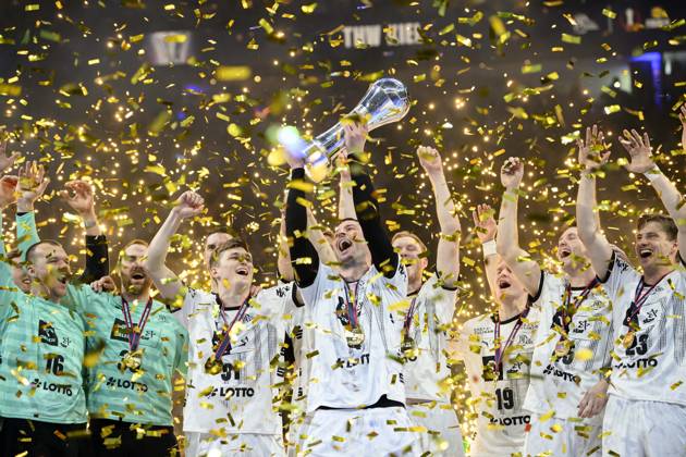Bilder des Jahres 2025, Sport 04 April Sport Themen der Woche KW15 Sport Bilder des Tages Siegerehrung, Jubel Domagoj DUVNJAK (KI) und sein Team mit dem Pokal, Deutscher Pokalsieger 2025 Finale THW Kiel (KI) - MT Melsungen (MTM), am 13.04.2025 Handball DHB Pokal Final Four 2025, vom 12.04 - 13.04.2023 in Koeln Deutschland. Â
