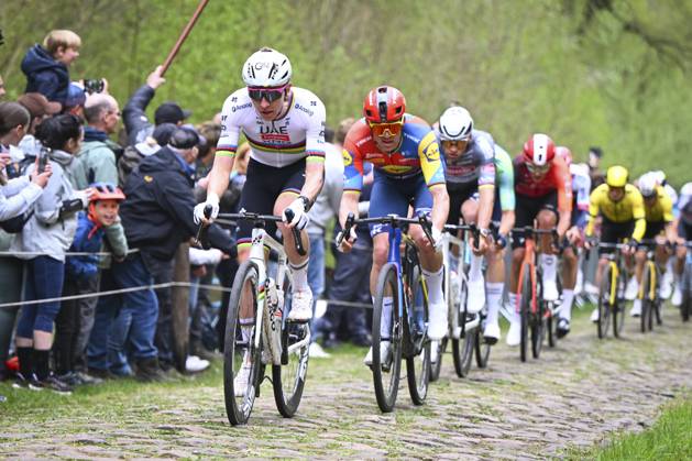 Bilder des Jahres 2025, Sport 04 April Sport Themen der Woche KW15 Sport Bilder des Tages Paris Roubaix 2025 Cycling Race Roubaix, France - April 13 : Pogacar Tadej (SLO) of UAE Team Emirates - XRG, Pedersen Mads (DEN) of Lidl - Trek, Van Der Poel Mathieu (NED) of Alpecin - Deceuninck during the 122nd edition of Paris Roubaix an UCI World Tour cycling race for Men Elite of 259,7 kms with start in Compiegne and finish at the Velodrome Andre-Petrieux in Roubaix on April 13, 2025 in Roubaix, France, 13 04 2025 ( Motordriver Kenny Verfaillie - Roubaix France  Copyright: xVincentxKalutx