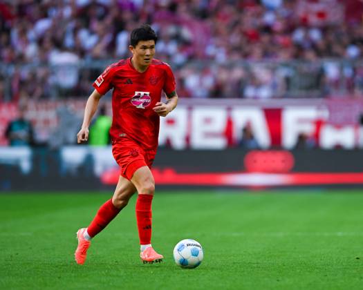Min-Jae Kim (FC Bayern München) in Aktion waehrend des Spiels der 1. Bundesliga zwischen FC Bayern München und Borussia Dortmund, Allianz Arena am 12. April 2025 in München, Deutschland. (Foto von Silas Schüller DeFodi Images) +++ Min-Jae Kim (FC Bayern München) controls the ball during the Bundesliga match between FC Bayern München and Borussia Dortmund at Allianz Arena on April 12, 2025 in Munich, Germany. (Photo by Silas Schüller DeFodi Images) DFL regulations prohibit any use of photographs as image sequences and or quasi-video. (Photo by Silas Schueller DeFodi Images)