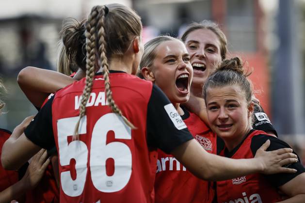 Bilder des Jahres 2025, Sport 04 April Sport Bilder des Tages Frauen Fußball-Bundesliga; Bayer 04 Leverkusen - 1. FC Köln, 14.04.2025 Torjubel nach dem Ausgleich durch Cornelia Kramer (Bayer 04 Leverkusen, 7), Mitte; Bayer 04 Leverkusen - 1. FC Köln an Spieltag 19 der Google Pixel Frauen-Bundesliga am 14.04.2025 im Ulrich-Haberland-Stadion in Leverkusen (Nordrhein-Westfalen). DFL REGULATIONS PROHIBIT ANY USE OF PHOTOGRAPHS AS IMAGE SEQUENCES AND OR QUASI-VIDEO. Copyright: xBEAUTIFULxSPORTS AxelxKohringx