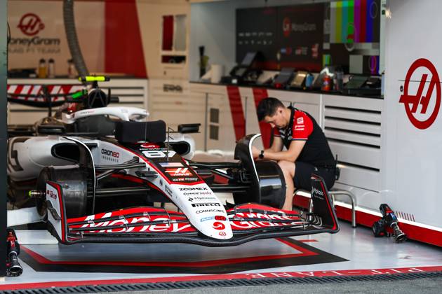 F1 Grand Prix Of Saudi Arabia: Practice Oliver Bearman of Great Britain and the MoneyGram Haas F1 Team s car is in the garage during practice ahead of the F1 Grand Prix of Saudi Arabia at Jeddah Corniche Circuit in Jeddah, Saudi Arabia, on April 18, 2025. Jeddah Mecca Saudi Arabia Copyright: xPaddockerx originalFilename:paddocker-f1grandp250418_npce4