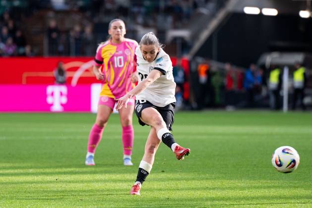 Elisa Senß (Deutschland, 20) am Ball, GER, Deutschland vs Schottland, Frauen Fussball Nationalmannschaft, UEFA Womens Nations League, Liga A, 4. Spieltag, Saison 2024 2025, 08.04.2025 GER, Deutschland vs Schottland, Frauen Fussball Nationalmannschaft, UEFA Womens Nations League, Liga A, 4. Spieltag, Saison 2024 2025, 08.04.2025 Wolfsburg Copyright: xEibner-Pressefoto Memmlerx EP_MMR