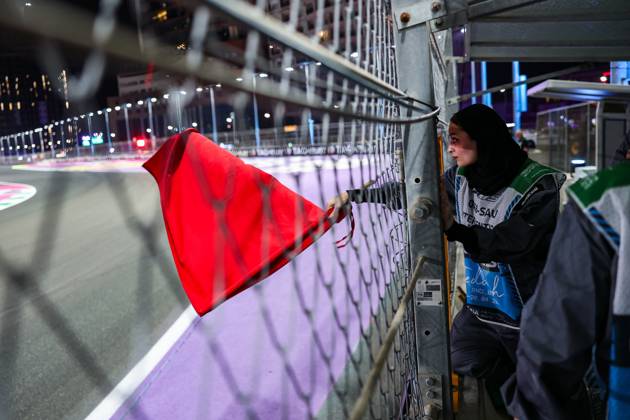 Bilder des Jahres 2025, Sport 04 April Sport Bilder des Tages F1 - SAUDI ARABIAN GRAND PRIX 2025 marshall, commissaire de piste, marshal, marshalls, marshals red flag, drapeau rouge during the Formula 1 STC Saudi Arabian Grand Prix 2025, 5th round of the 2025 FIA Formula One World Championship, WM, Weltmeisterschaft from April 18 to 20, 2025 on the Jeddah Corniche Circuit, in Jeddah, Saudi Arabia - JeddahSaudi Arabia Copyright: xANTONINxVINCENTx