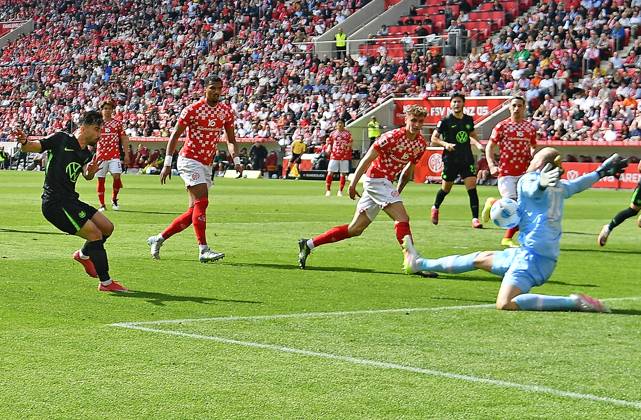 19.04.2025, xhbx, Fussball 1.Bundesliga, FSV Mainz 05 - VfL Wolfsburg v.l. Mohamed Amoura (VfL Wolfsburg), Robin Zentner (FSV Mainz 05) (DFL DFB REGULATIONS PROHIBIT ANY USE OF PHOTOGRAPHS as IMAGE SEQUENCES and or QUASI-VIDEO) Mainz
